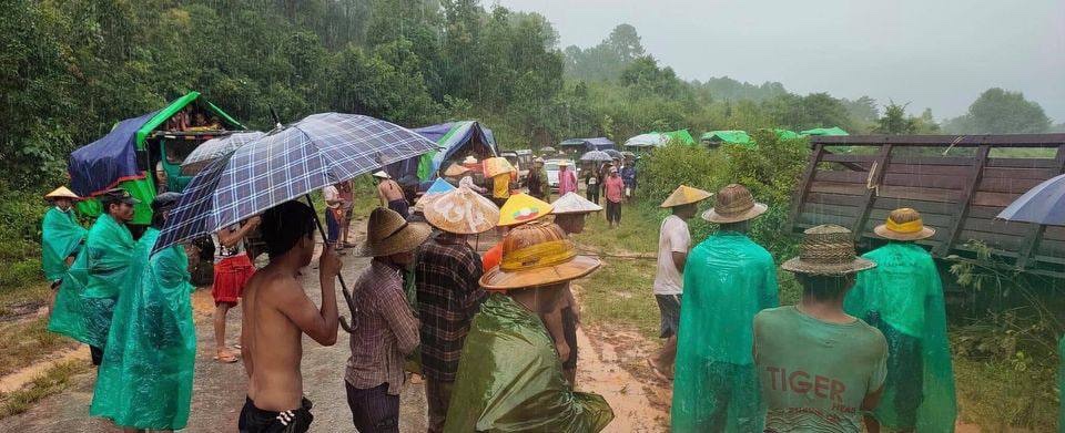 A car loaded with refugees in Mongkaing Tsp, southern Shan State, overturned due to heavy rains. Clashes between the two Shan armies forced the refugees to flee for their lives in the pouring rain. MYANMAR NEEDS HELP #WhatsHappeningInMyanmar  #Sep21Coup