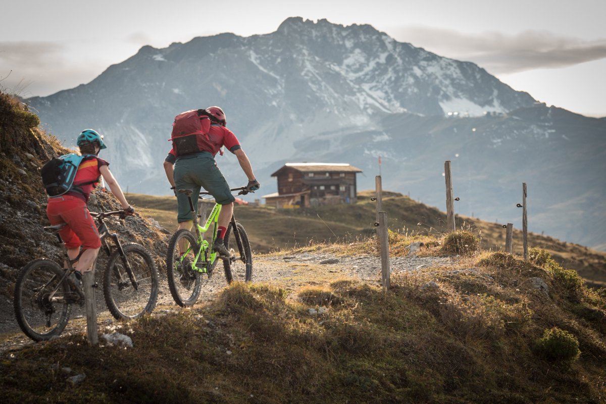 Durch Schluchten, auf Alpen oder über flowige Trails  – das sind die 10 schönsten Mountainbike-Touren für den Herbst in #Graubünden: graubuenden-erleben.ch/herbsttrails