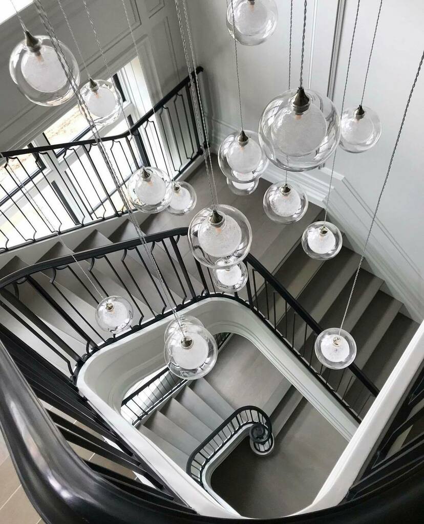 ReginaSturrock's tweet image. A favourite view down combining creative lighting with our custom staircase. #lakeshoreproject 
.
.
.
#staircase #creativedesign #classicdesign #staircasedesign #timelessdesign #customdesign #designdetails #newbuilddesign #luxurynewbuild #luxuryhomes #lu… instagr.am/p/CUDIkfzrtD_/