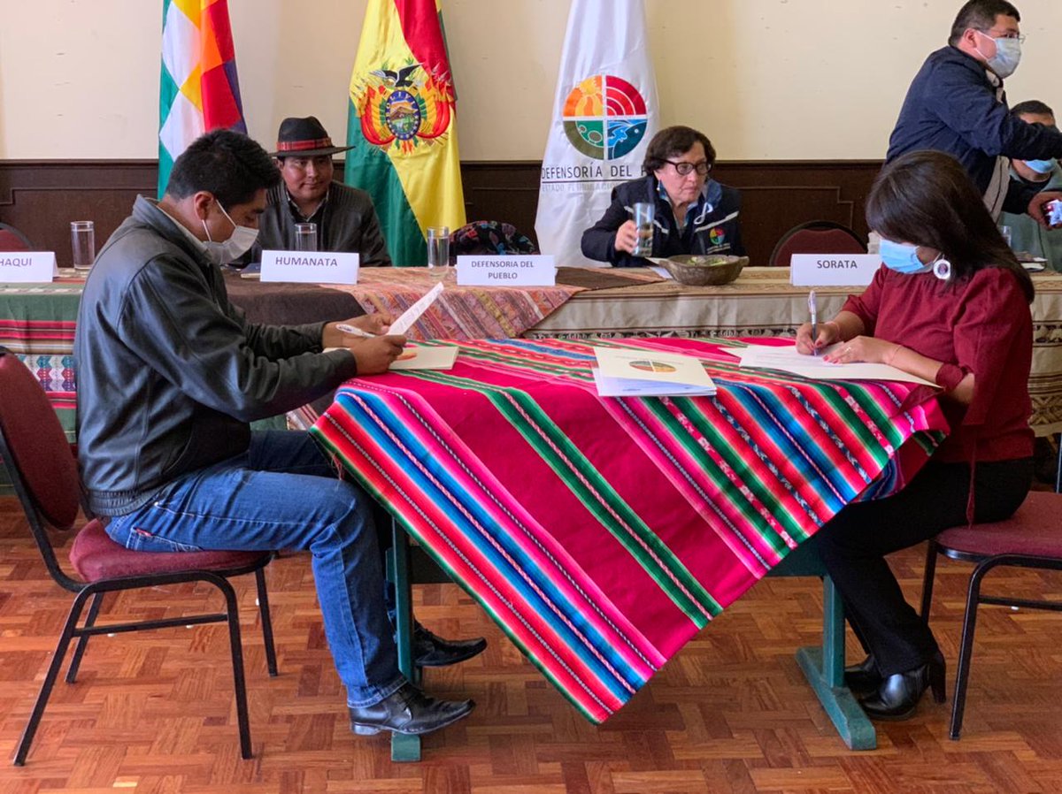 DPBoliviaOf's tweet photo. 1/4 Con la firma de convenios de cooperación interinstitucional, los gobiernos autónomos municipales de #Sapahaqui, #Humanata y #Sorata, del departamento de La Paz, se suman al trabajo que impulsa la Defensoría del Pueblo para promover la lucha contra la #violencia https://t.co/WwpOSDgJOX