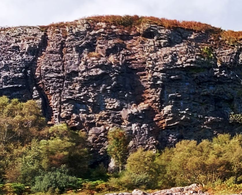 On yesterday's boat trip we saw  lots of dykes cutting the lavas. Also a very prominent cone-sheet cut by  dykes. Think it might be craignureite. Well developed columnar structure in it. Detail comes out when pics are enlarged. Weather surface of dykes more brown than the lavas
