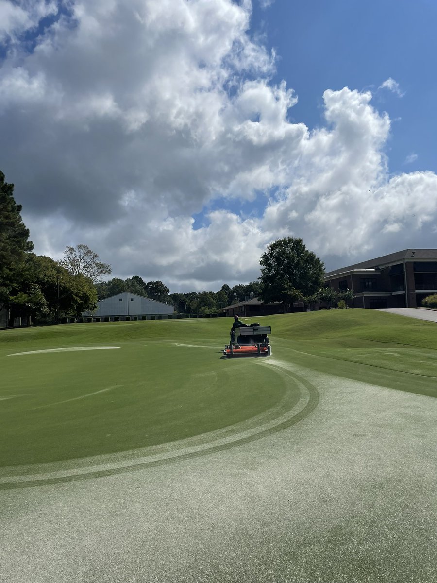 JacksonCC_GCM's tweet photo. A beautiful/busy #MaintenanceMonday, @JCCGOLF1914. Triplexing, topdressing, &amp; brushing Greens. Also spraying FWYs &amp; Tees with our 1st round of SDS preventative, scalping portions of the Club lawn for overseed, mowing Rough, edging Bunkers, &amp; repairing an irrigation break on #9 💪 https://t.co/7S41tBoZJL