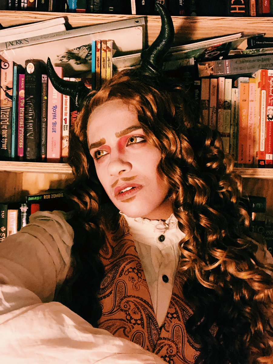 queerelfclub's tweet image. Happy to announce that I’ll be joining the Frankenpunk Anyhology this Friday on the @somewherebound_ channel! I’m pleased to introduce you to my character Lucien Sacha Dantes 💖