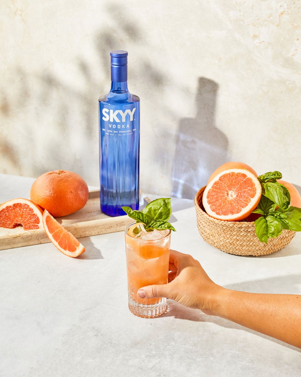 Soak in the last days of summer with a Turtledove cocktail featuring @skyyvodka.
 
2 parts SKYY® VODKA
1 part grapefruit juice
0.5 part simple
2 basil leaves
Pinch of salt
4 parts soda water
Grapefruit Peel and Basil to garnish