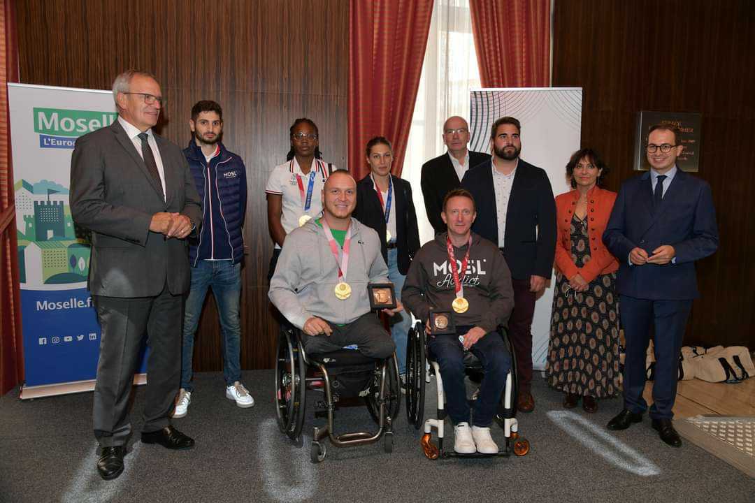 #TokyoMOSL🥇 Les sportifs mosellans engagés aux Jeux ont été reçus aujourd'hui par le Président <a href="/PWeiten/">Patrick Weiten</a> qui les a félicités pour leurs performances.

👏 Bravo à nos champions d'avoir fait rayonner la Moselle à un si haut niveau ! 💪
ℹ moselle.fr/tokyo