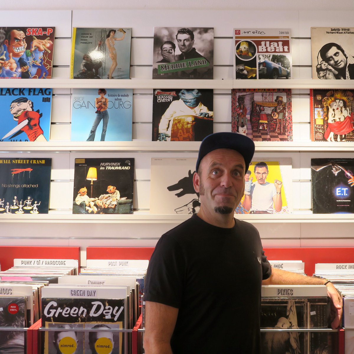 Et dans le off, les déambulations porcines de @campiquipugui1, les nouvelles chaussures de Teatre de l'Home Dibuixat, et Loïc de <a href="/unteatre/">UN teatre</a>... en plus de l'exposition <a href="/puppetsandvinyl/">Puppetsandvinyl</a> @UriFerre