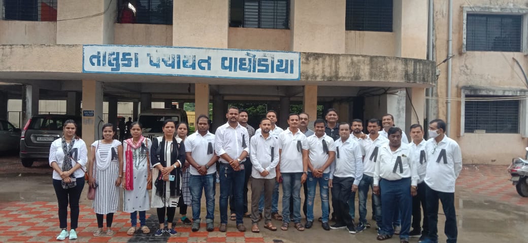 વડોદરા જિલ્લાના વાઘોડિયા  તાલુકાના તમામ તલાટી કમ મંત્રીશ્રીઓ દ્વારા કાળી પટ્ટી ધારણ કરી પડતર માંગણીઓને અનુલક્ષી વિરોધ પ્રદર્શન કરવામાં આવ્યું
<a href="/Bhupendrapbjp/">Bhupendra Patel</a> 
<a href="/brijeshmeja1/">Brijesh Merja</a> 
<a href="/CRPaatil/">C R Paatil</a> 
<a href="/CMOGuj/">CMO Gujarat</a> 
<a href="/PMOIndia/">PMO India</a> 
<a href="/GRTMM1/">ગુજરાત રાજ્ય તલાટી મંત્રી મહામંડળ (OFFICIAL)</a> 
<a href="/mopr_goi/">Ministry of Panchayati Raj, Government of India</a> 
<a href="/sandeshnews/">Sandesh</a> 
<a href="/VtvGujarati/">VTV Gujarati News and Beyond</a> 
<a href="/mantavyanews/">Mantavya News</a> 
<a href="/GSTV_NEWS/">GSTV</a>