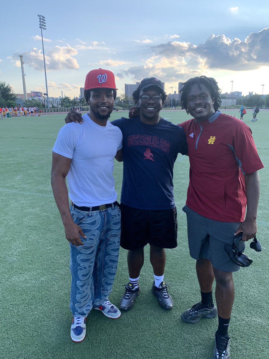 ShawnAntoineII's tweet photo. Great seeing my boys after the home win! @TeeDkutllc @mccoythereal3
#UpHayes #HayesFB https://t.co/Uq7Wk26F7J