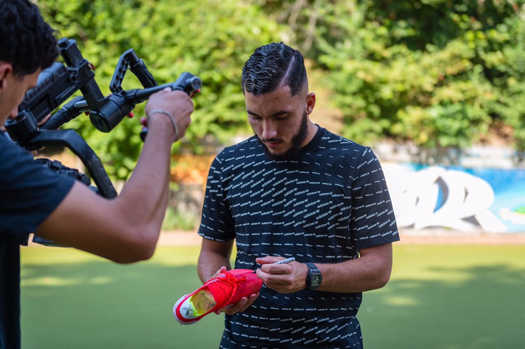 OnzeMondial's tweet photo. 🚨 CONCOURS ! 🚨
@OnzeMondial vous fait gagner les crampons @adidas X Speedflow signés par @rayan_cherki  pour la couverture de notre numéro 343 ! RT &amp; Follow pour tenter votre chance ! https://t.co/GsyvlzqxAj
