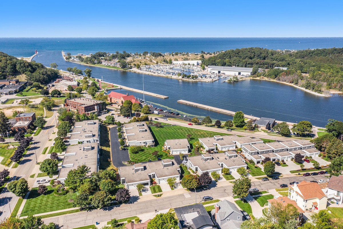 Lakefrontman's tweet photo. FOR SALE! Rare opportunity to own a 2 bed/2 bath end unit in the Sandpiper condos. Perfect location between downtown Grand Haven and the famous lighthouse. Enjoy unobstructed views down the channel from your wrap around deck. 421 Sandpiper, Grand Haven. $575K #greenridgerealty https://t.co/e5zzhphWvo