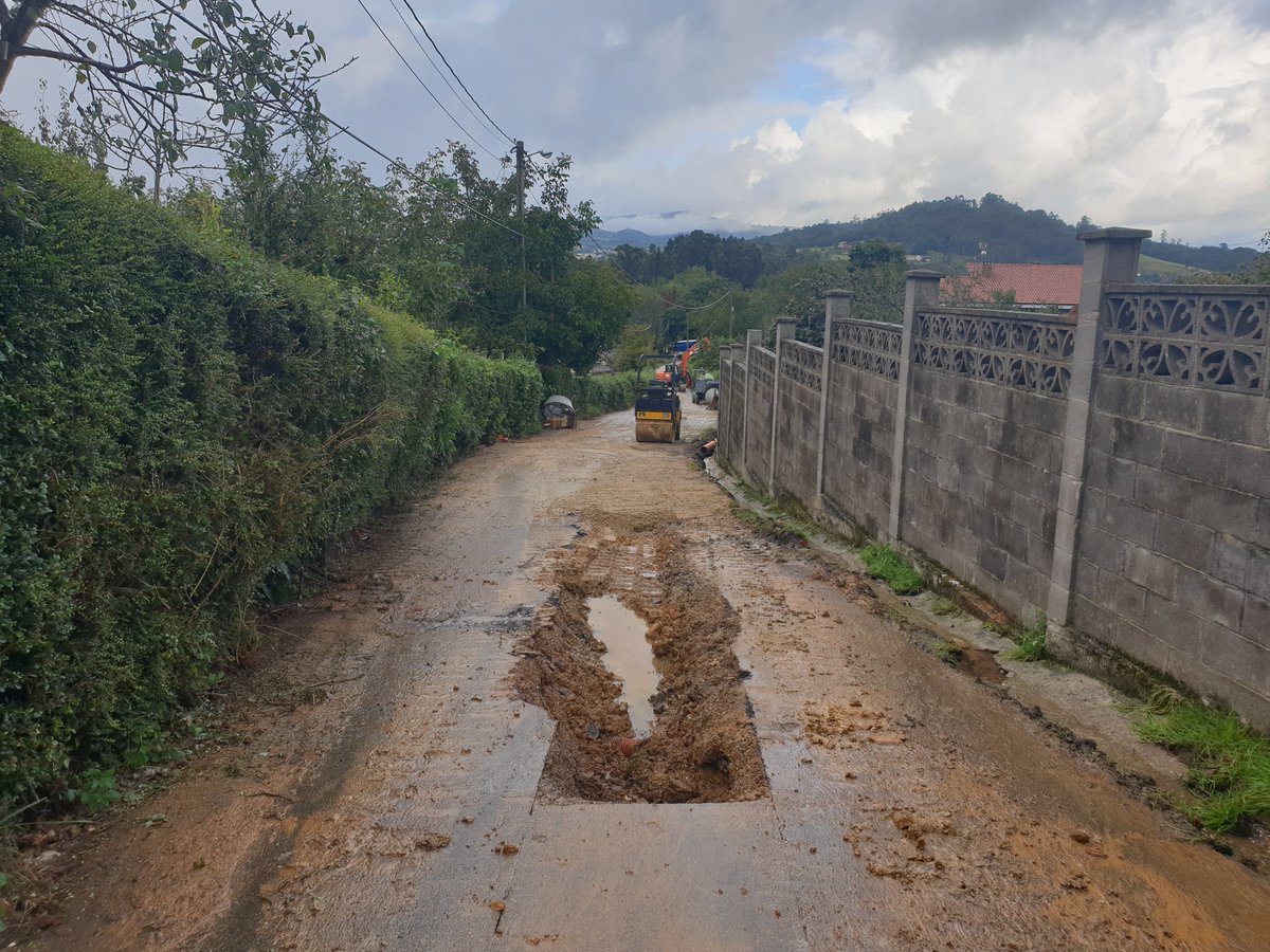 Israelnuno's tweet photo. Llego de trabajar a mi casa en Nora y encuentro esto sin previo aviso han cortado la carretera dicen que no tienen obligación de avisar que van a tener cerrada la carretera unos 15 días dejando mi casa incomunicada Así de profesionales son la gente @AytoSiero alcalde @Angelcepi https://t.co/klQjuy1JxW