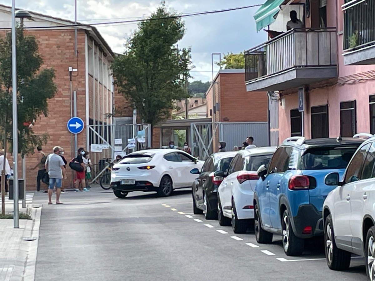 AfaGranes's tweet photo. Malgrat els carrers estan tallats a l'hora de sortida de l'escola, una persona ha decidit passar igualment.
Ha retirat la tanca i ha circulat amb el seu cotxe davant dies de les portes mentre sortien els infants del @ceipgranes
Gràcies per l'incivisme ! https://t.co/CRuX4QPT2x