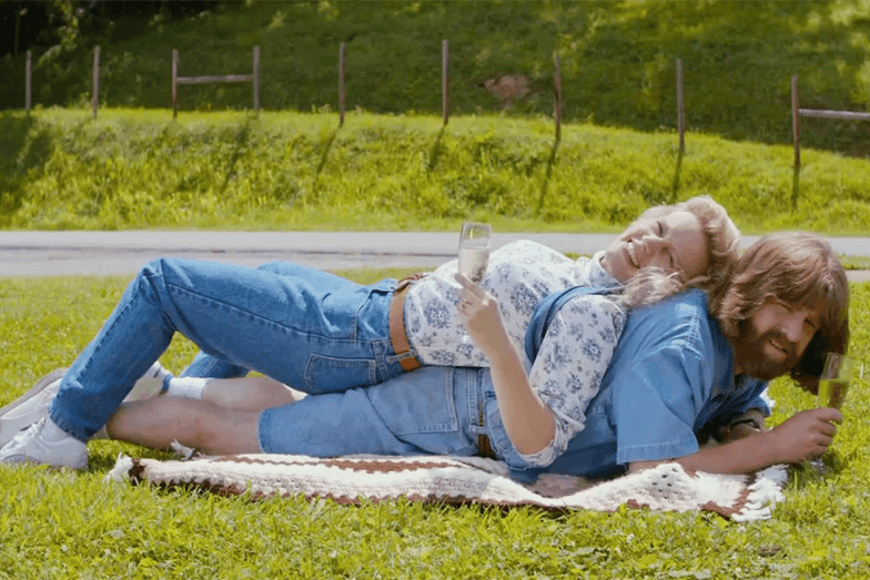 Shannon Hale on Twitter: "MASTERMINDS has a scene Zach Galifianakis and Kate McKinnon engagement photos dressed in all denim there's that. https://t.co/0zWwfQrSHq" / Twitter