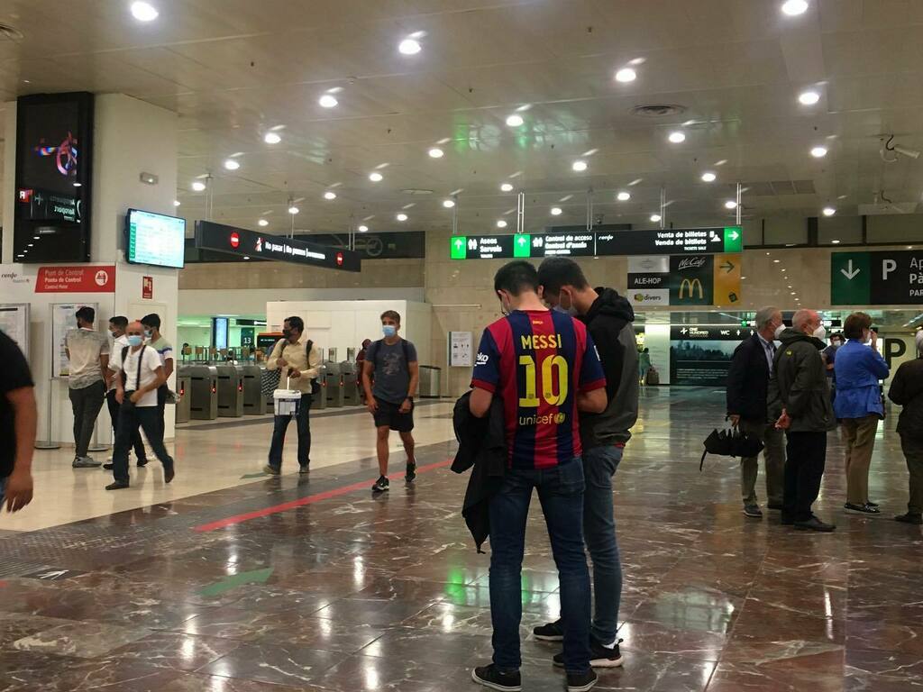 MutsuKAWAMORI's tweet photo. Día del Partido, pero a mi no. / The day of the match, but not for me.
#barcelona #fan #football #generalview #estacion https://t.co/kiVzV51s6R https://t.co/6pghe5th1u