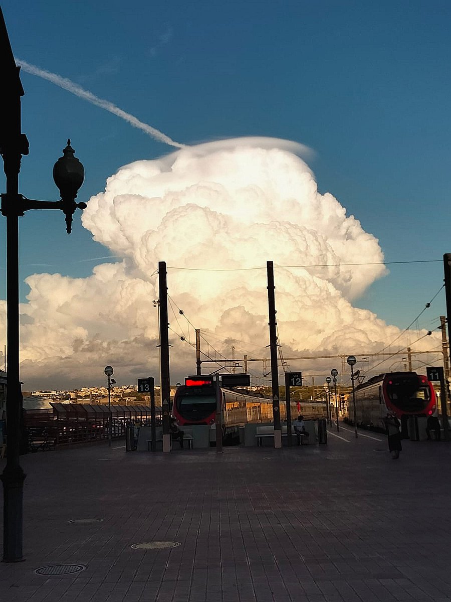 joanalberich's tweet photo. Una vista de la tempesta del Barcelonès i el Baix Llobregat, des de l'estació de Vilanova i la Geltrú. Impressionant! Foto: @anna_punyet

@Pere_Meteo @eltempsTV3 @btveltemps @meteocat https://t.co/hk7Bhe7KNQ