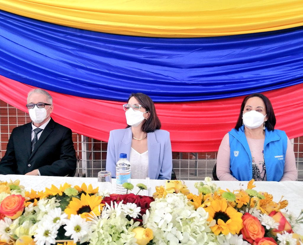 Con la presencia de la ministra de <a href="/Salud_Ec/">Ministerio de Salud Pública 🇪🇨</a>, <a href="/XimenaGarzon11/">Dra Ximena Garzón Villalba PhD, CPH</a>, y el coordinador <a href="/camiloaep/">Camilo Espinosa</a> se desarrolla el #PlanVacunación en el Colegio Eugenio Espejo, en Loja. Alrededor de 200 estudiantes de entre 12 y 15 años, reciben primera dosis en el plantel y más de 8000 en la Zona 7.