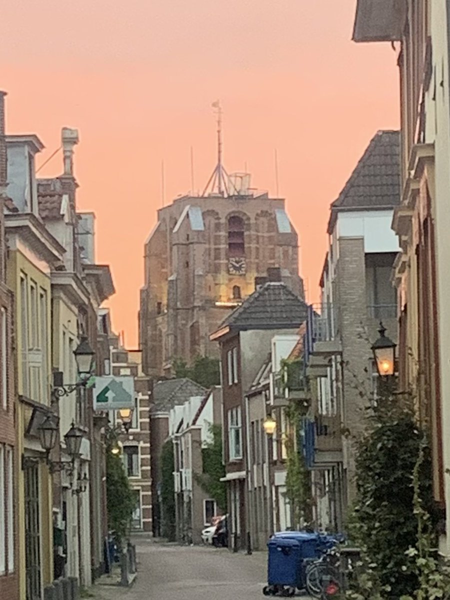sybrandbuma's tweet image. De Oldehove is vanuit de Bagijnestraat altijd al mooi. Maar vanavond in de schemering is het plaatje bijna onwerkelijk!