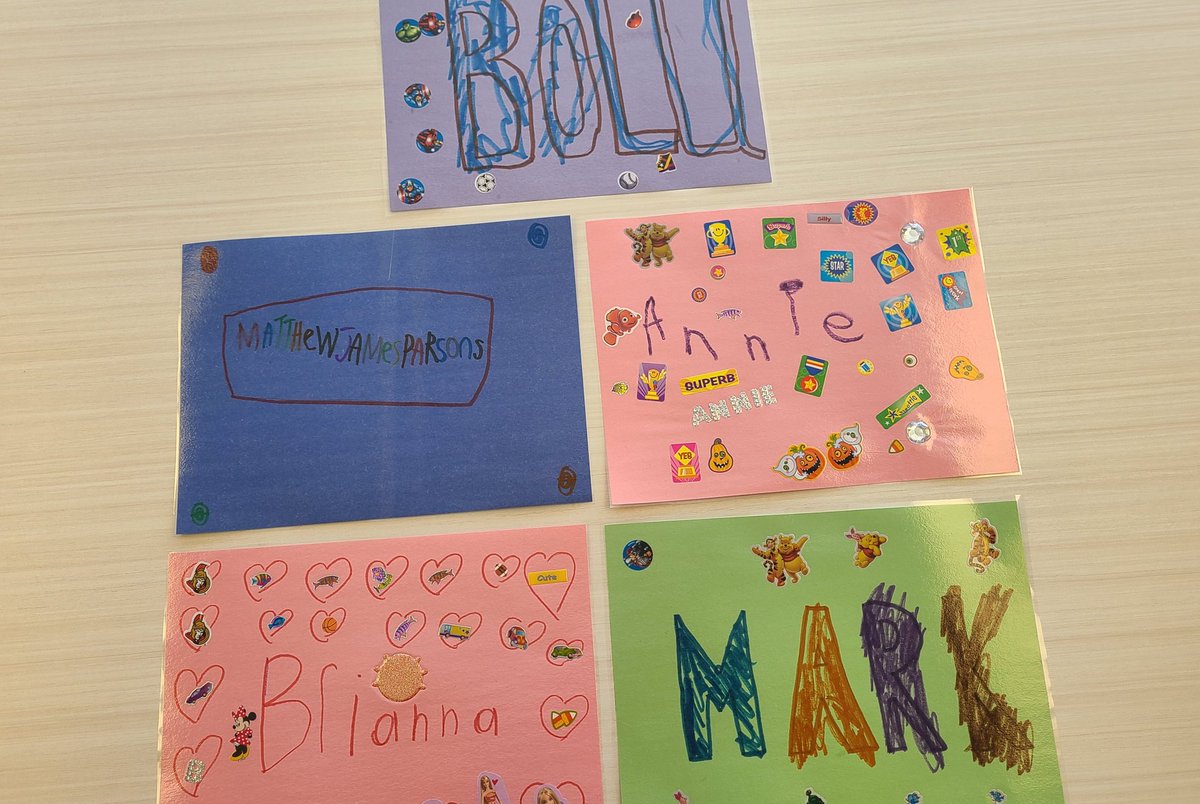 SPK_Team100's tweet image. Today for #AwesomeArt we made placemats to use at lunch. #PracticalArt