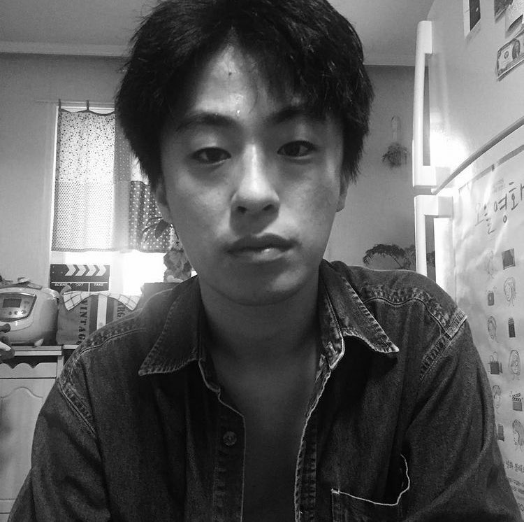 누구 한 명이 대학 붙었냐고 물어보면
다들 눈치 보면서
재수없게 그런얘기는 왜꺼내냐니까
재수라는 단어도 가급적이면
사용하지 말아달라는 사촌오빠