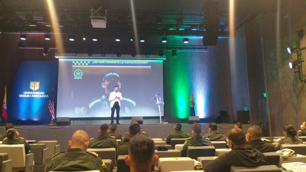 PoliciaColombia's tweet photo. Estuvimos en la apertura del curso “Formador de formadores en Derechos Humanos y uso de la fuerza policial”, actividad articulada con la @USergioArboleda y @USEmbassyBogota. https://t.co/0lQ3yAzjS3