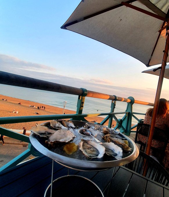 Magnificent Oysters in this place 😋 #RiddleandFInns https://t.co/IGYCJgb2DL<a href="/tag/riddleandfinns"class="tags">#RiddleandFInns</a>