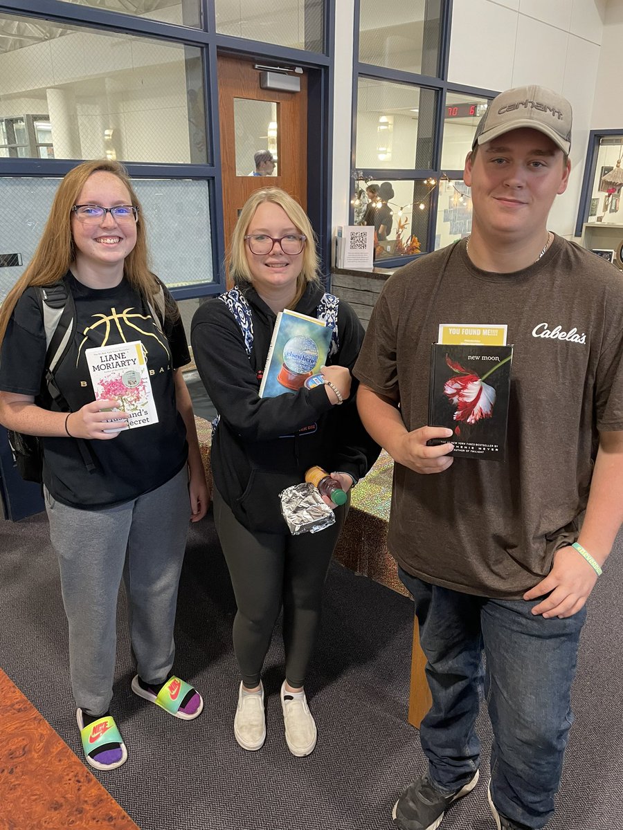 tbhslibrary's tweet photo. The book fairies hid over 75 books last Friday! Students brought their books to the library for some candy and a picture. Then they got to KEEP THEIR BOOKS! @TroyBuchananHS
#hideabookday #bookfairies https://t.co/KRMXUKV0b6