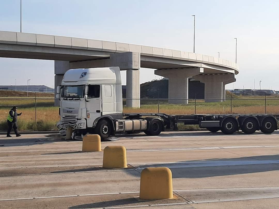 Adriaantje_010's tweet image. Je rijd op de #APM2 Terminal en dan sta je in eens stil 😳 #hoedan  ??? #zezijnzogoedkoop