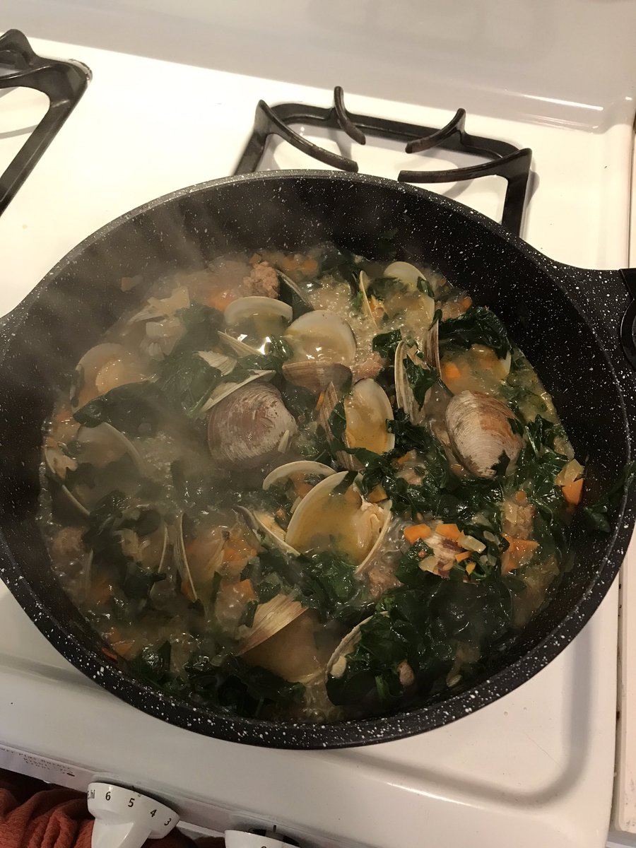 jimbrkr's tweet photo. Clams and Hot Italian Sausage Pasta. This shit is bomb @mattymatheson Pic sans pasta. #homestylecookery https://t.co/Q3TJQFambM