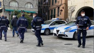 viaggrego's tweet image. #Genova, #polizia locale #arresta un #pusher #senegalese: i suoi #connazionali feriscono a bottigliate una #agente viaggrego.net/2021/09/genova…
