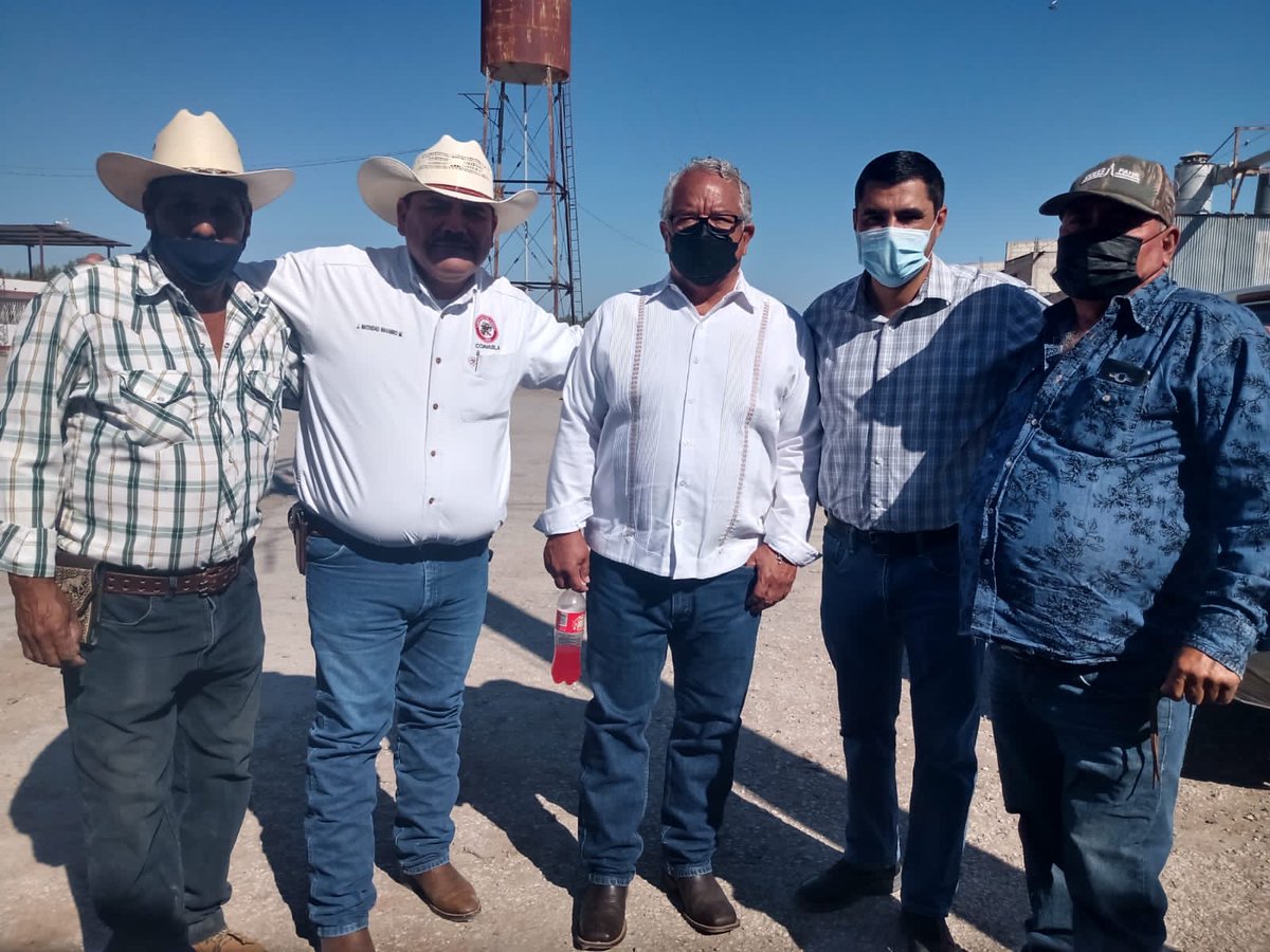 Primera paca de algodón en el despepite Francisco l Madero.
⁦<a href="/mrikelme/">Miguel Riquelme</a>⁩ ⁦<a href="/alitomorenoc/">Alejandro Moreno</a>⁩ ⁦<a href="/hernandezderas/">Ismael Hernández</a>⁩ ⁦<a href="/rigofuentes/">RodRigo Fuentes Ávila</a>⁩ ⁦<a href="/flores_mendez/">José Luis Flores Méndez</a>⁩ <a href="/manolojim/">Manolo Jiménez Salinas</a>⁩ ⁦<a href="/CNCCoahuila/">CNC Coahuila</a>⁩