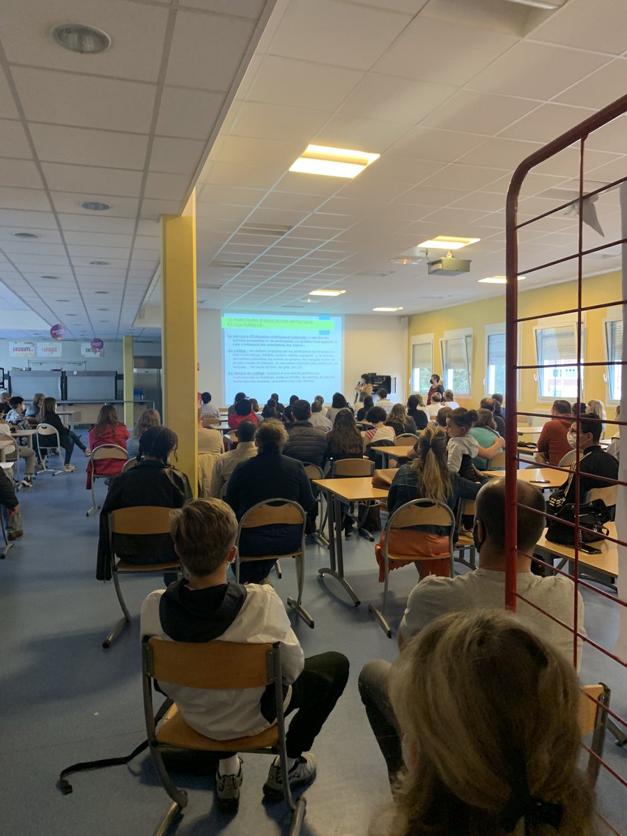 JustBirot's tweet photo. Réunion d’informations pour les parents d’élèves de 3ème ! Discussion autour des enjeux de cette année de 3ème : DNB et orientation ! Des parents massivement investis dans la scolarité de leur enfant. #orientation #Affelnet #DNB @acversailles https://t.co/o5Zha7nJZR