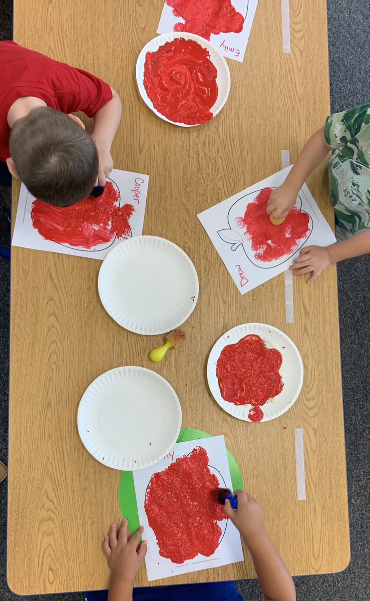 KtDoherty's tweet photo. Today, we mixed cinnamon into our paint! Yummy cinnamon apples 🍎 #allin157c #gpgoes4gold https://t.co/1dtfYdkrxy