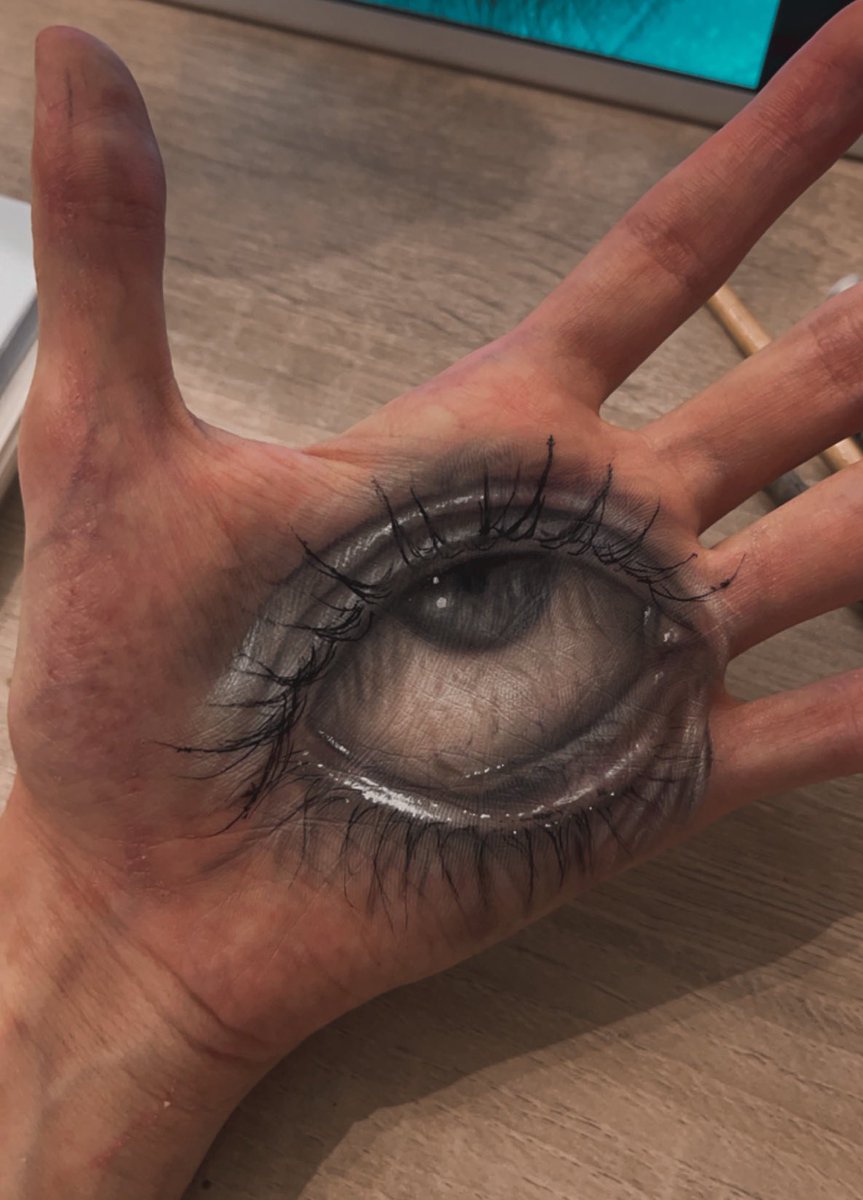 رسمت عين على يدي .