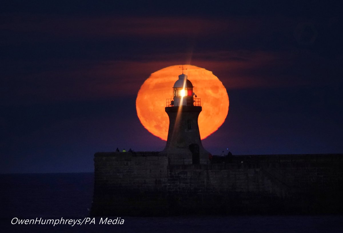 One the best moonrise’s for a long time over South Shields Lighthouse tonight with fisherman dwarfed #weather @VirtualAstro @StormHour @SonyUK @ChronicleLive