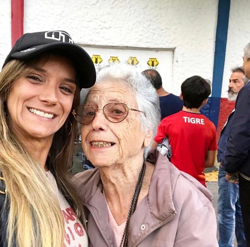 MalenaGalmarini's tweet photo. Las y los jubilados son parte de las raíces de nuestro país. 

Es nuestro deber devolverles el lugar que se merecen y hacer valer sus derechos. 

Gracias por el cariño y el afecto cada vez que nos encontramos en los barrios ¡Feliz #DíaDelJubiladoyLaJubilada! ❤️ https://t.co/sCaYNR5ZgB