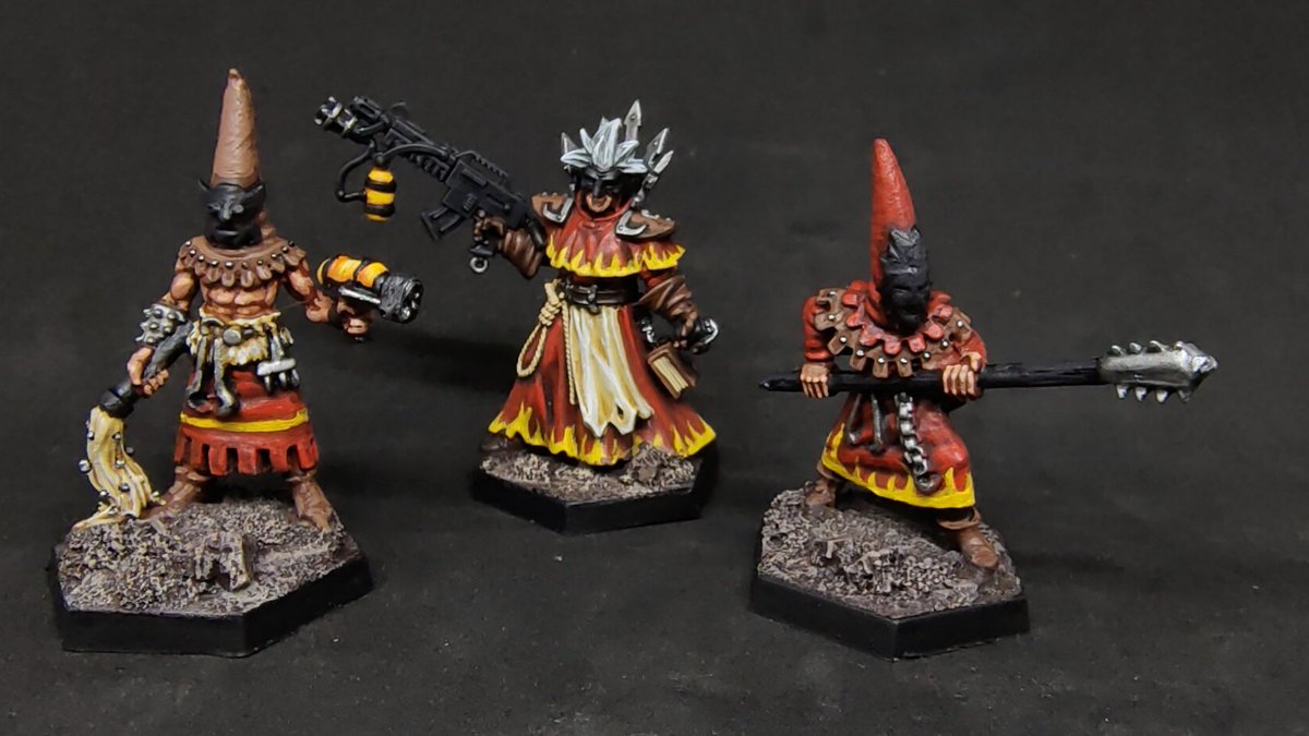 Verbal_Gerbil's tweet photo. A trio of #Redemptionists for #Necromunda.
Centre is one of the new range. The other two are conversions of Gripping Beast figures.
All painted to match my old gang, painted many years ago. https://t.co/gYlkCZLUWc