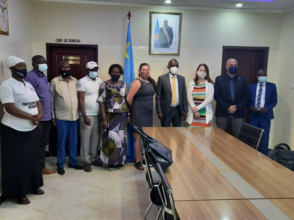 samymufuta2's tweet photo. Ds le cadre d la coopération entre la RDC et les États-Unis,la commune Kampemba(lubumbashi)dirigée par Éric TWITE a reçu la visite de Hélène TULING directrice du bureau de l'international narcotics and law enfoncement affaires,venue voir l'évolution du projet police d proximité https://t.co/VrdkN2RmVz