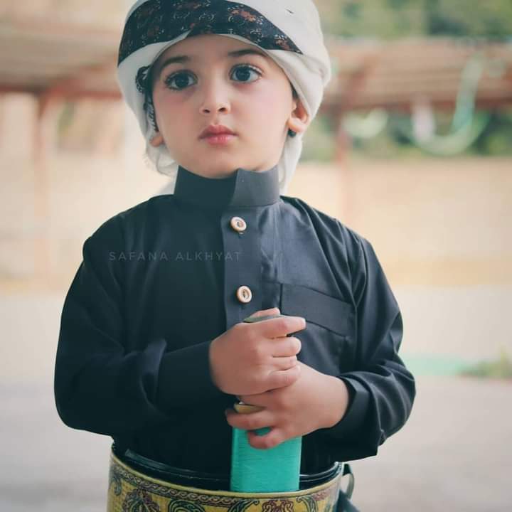 أكتب ليس لتستهوي كتاباتي ذائقتك ، أكتب لأكون اسطورة تداولها دوواين العشاق ، أكتب لأستنشق تلك المرأة التي لم يجمعني معهٱ قدر بل جمعني بهٱ قلم ! 

#هل_السعاده_موجوده