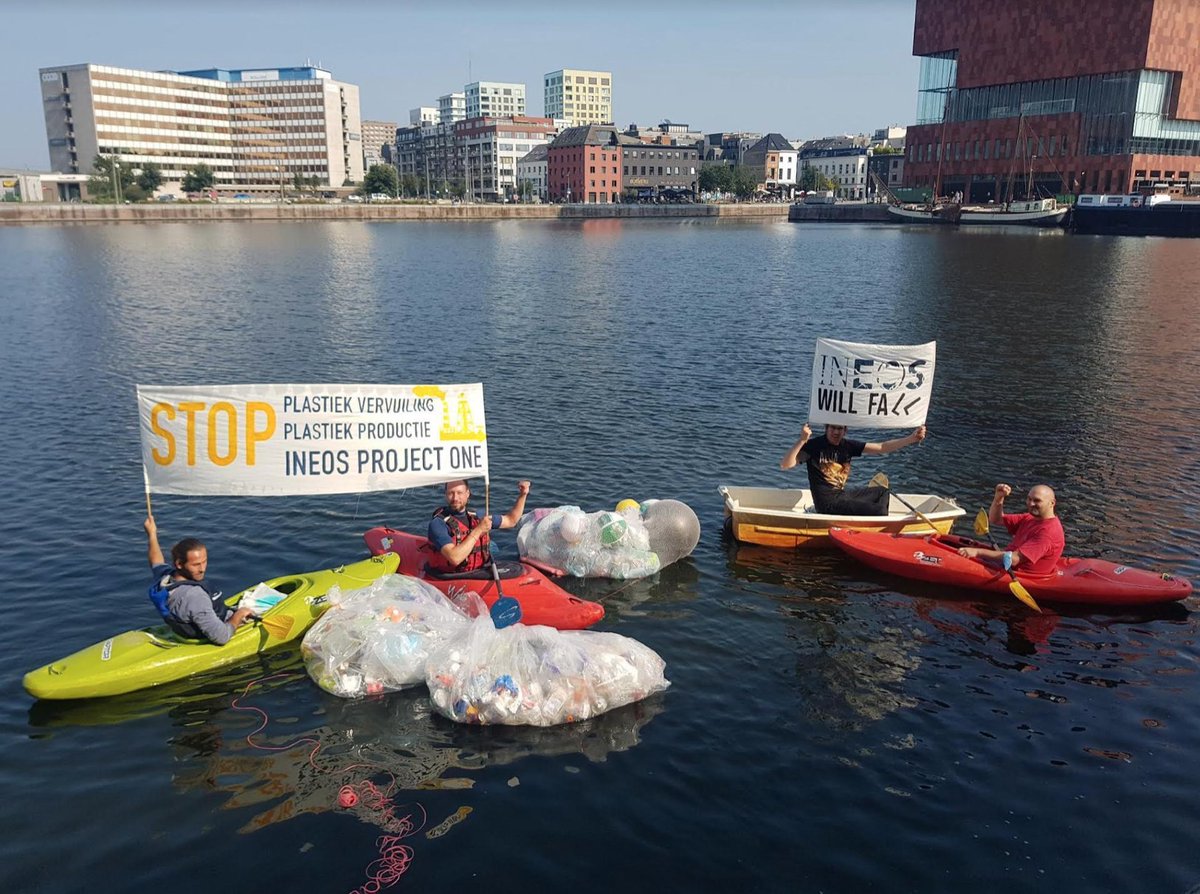 dewereldmorgen's tweet photo. Activisten gooien plastic in Antwerpse dokken https://t.co/RoZoRXA8Dl @IneosWillFall #INEOS #INEOSWILLFALL #WorldCleanUpDay https://t.co/nzSQYiEfG5