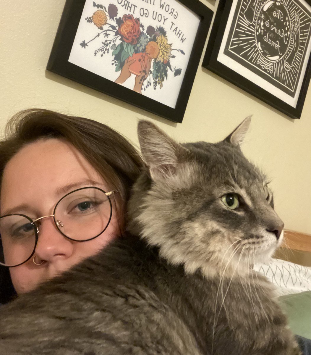 I have a new roommate. His name is Earl. 🐾🖤