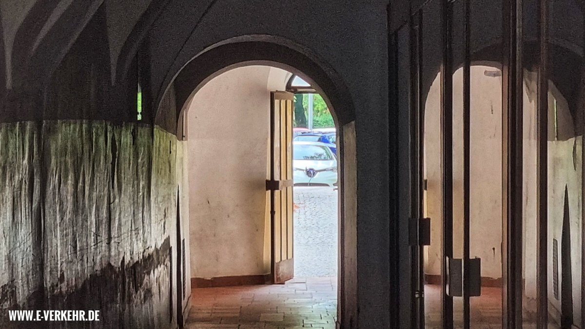 EVerkehr's tweet photo. Selbst in der kleinsten Stadt Österreichs, #Rattenberg in Tirol, lässt es sich zwischen mittelalterlichen Gebäuden laden. Mein Zoe ist in Bildmitte leicht versteckt zu sehen.
#Ladesäule https://t.co/CNoec5O2kL