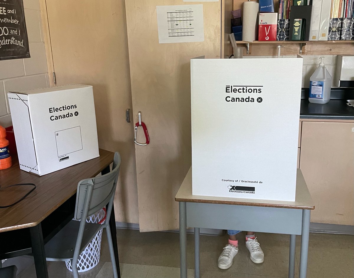 MmeAuger's tweet photo. Les élèves de @AssisiOCSB ont voté dans l’élection avec @studentvote . What a great learning experience. #ocsbfsl #gooutandvote https://t.co/MTpryVDcz5