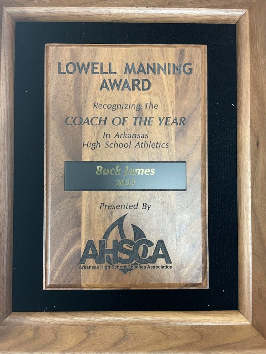 steaks4you2's tweet photo. Congratulations again to @Buck_James212 for being the 2020-2021 recipient of The Lowell Manning Award! The Mannings finally got to present it to him today! Way to go coach! ✌👆✌ https://t.co/gJJEU84al0