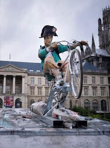 ThierryLentz's tweet photo. Rouen. La mairie rouge-verte  a fait placer un Napoléon en livreur deliveroo sur le socle de la statue équestre de Bonaparte qu'elle entend remplacer par une statue (équestre ? ) de Gisèle Halimi.
A l'inculture historique s'ajoute désormais la provocation et la bêtise. 
@Rouen https://t.co/zgwq7pEMsR