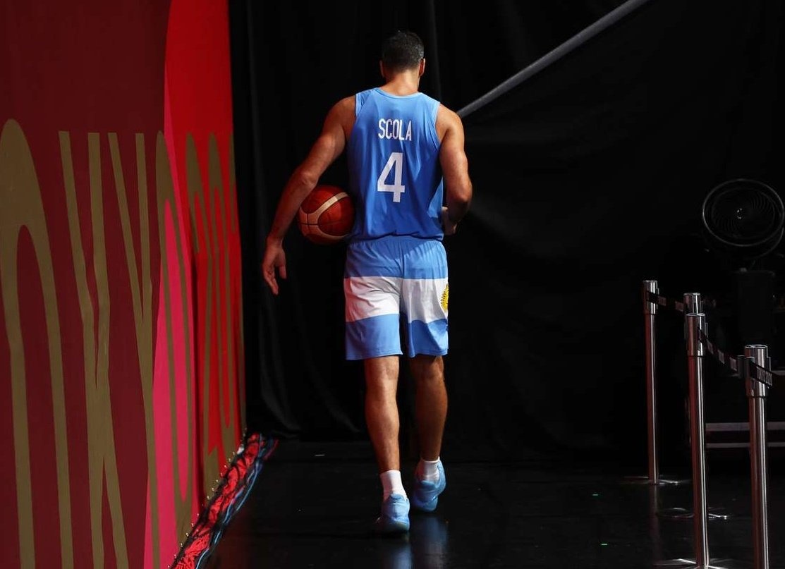 🚨 OFICIAL | Luis Scola se retiró como jugador profesional de básquet. Será directivo del <a href="/PallVarese/">Pallacanestro Varese</a>. Gracias es poco <a href="/LScola4/">Luis Scola</a>, en serio es muy poco. Dejaste la vida, la piel, el alma por nuestro país y eso siempre tendrá una recompensa legendaria, histórica, de época. #Eterno.