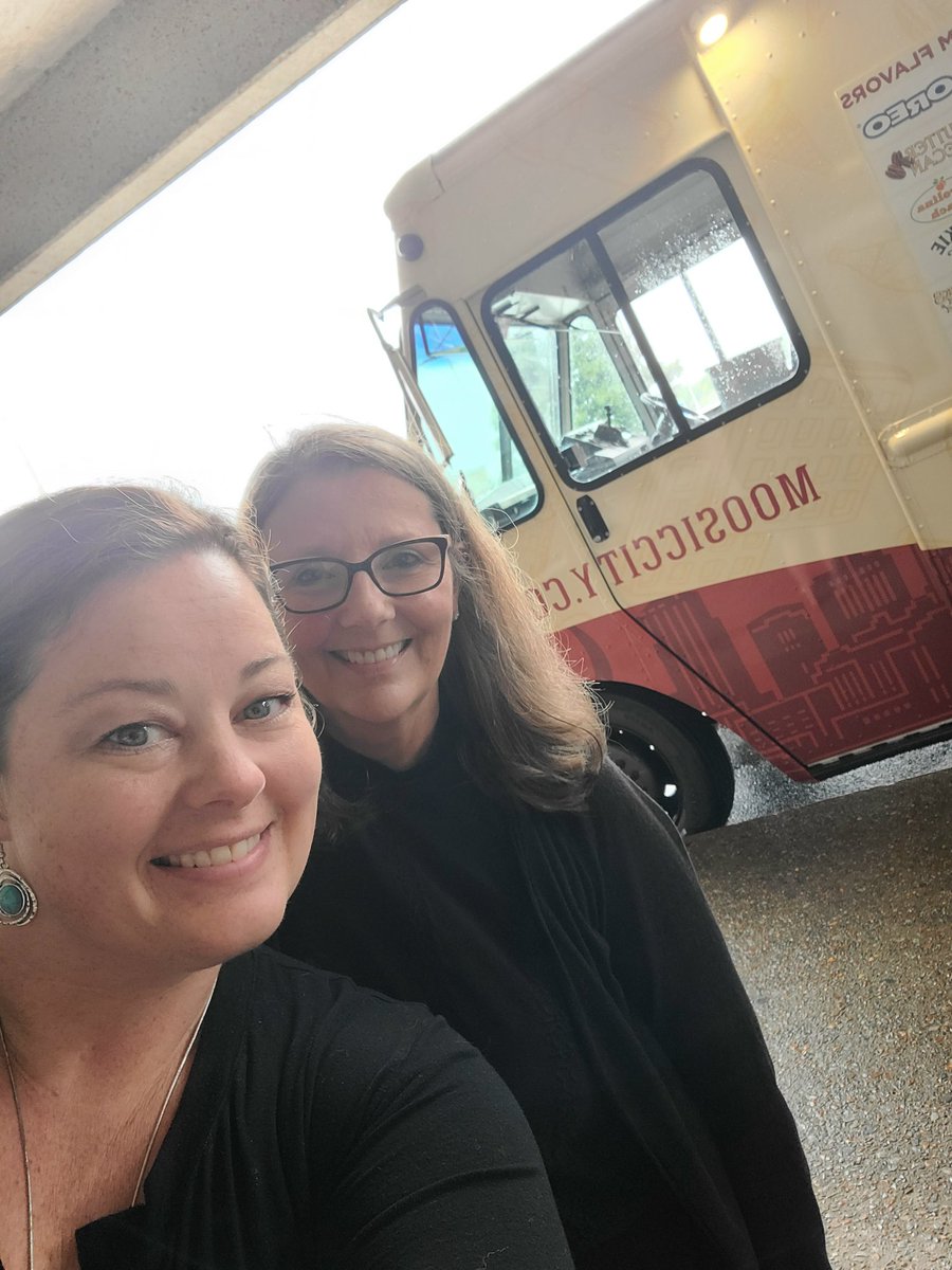 fosterk25's tweet image. Big thanks to Elizabeth Smith for supporting teachers and providing all of us at GHS a sweet treat! It was delicious! Once a Greenwave always a Greenwave! @GreenWavePride
#teacherappreciationgift #earntheG
#greenwavepride