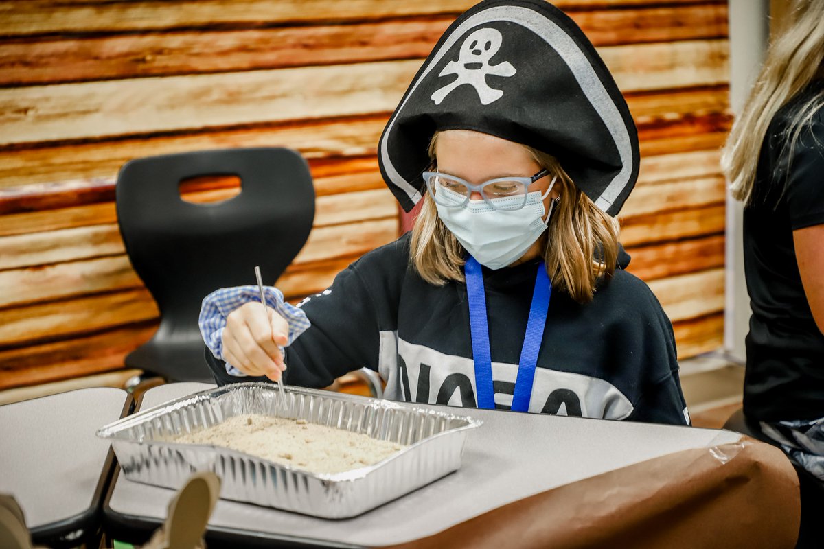 NorthwestISD's tweet photo. Ahoy, Mateys! 🏴‍☠️🦜
Mrs. Carrick and Mrs. Montgomery at @BeckElem went all out in transforming their rooms for #TalkLikeAPirateDay, giving students fun lessons with pirate themes. Several students even dressed up for the occasion! https://t.co/yqAjvpAEnQ