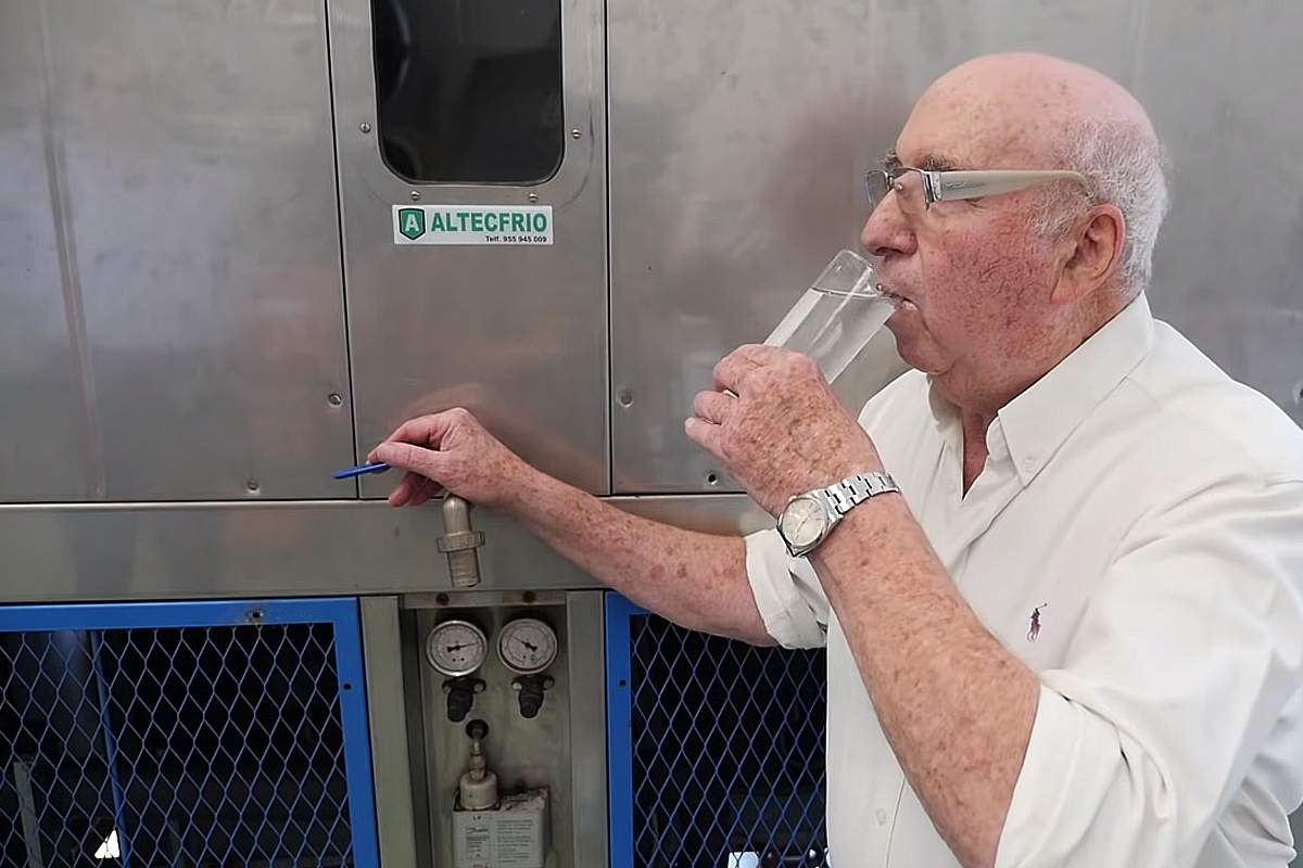 LMPositif's tweet image. 🇪🇸 Enrique Veiga, un ingénieur espagnol de 82 ans a mis au point une machine qui permet de produire de l’eau à partir de l’air. L’objectif est d’atteindre des endroits comme les camps de réfugiés qui n’ont pas d’eau potable. 👏 🙏 (Ouest France)