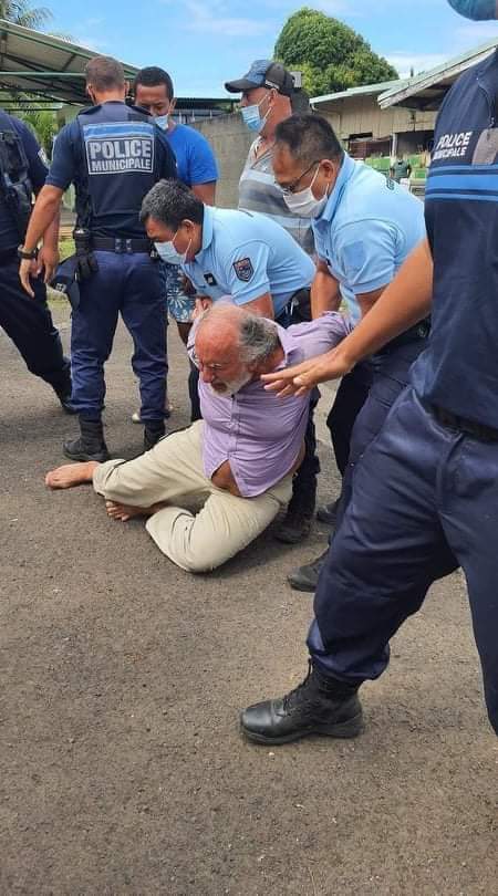 leGeneral_off's tweet image. 💥 Polynésie française 😳 Dr Jean-Paul Théron médecin libéral visé par une plainte du Conseil de l’ordre des médecins la police est venu le chercher chez lui car Il applique le protocole du Pr Raoult à base d’ivermectine, dazitromicine et de zinc. Il est arrêté et en garde à vue!
