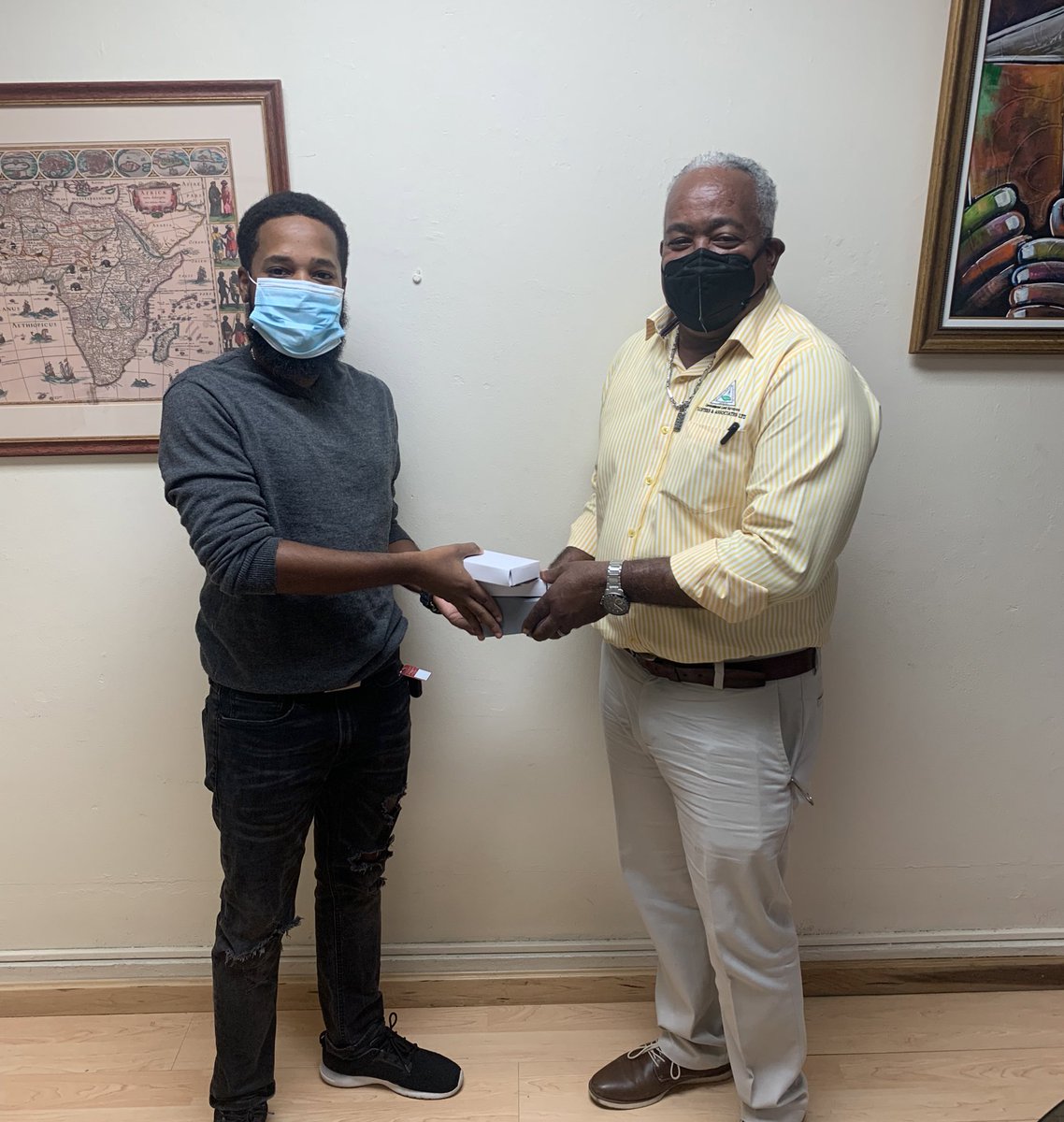 SpatialVision's tweet image. Thank you for your continued relationship! 😃
We surprised our longtime client, Lofters & Associates, with two S5 batteries and a dual charger as a show of our appreciation.
Look out, you may be next. #trimblegeospatial #customerappreciation #spatialvision